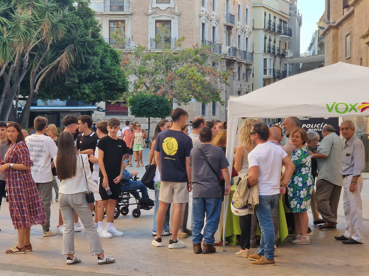 VOXAytoMurcia's tweet image. 🟨 Los concejales @LuisGestoso @Alba_FrEl @Josemarorenes @davidbaquer @fernandosp98 ⛏️
🟨 Los vocales, delegados y simpatizantes⛏️
Todos los que colaboran con el grupo municipal VOX Murcia ⛏️
🟨 Somos equipo💪🏽🇪🇸
#gmvoxmurcia