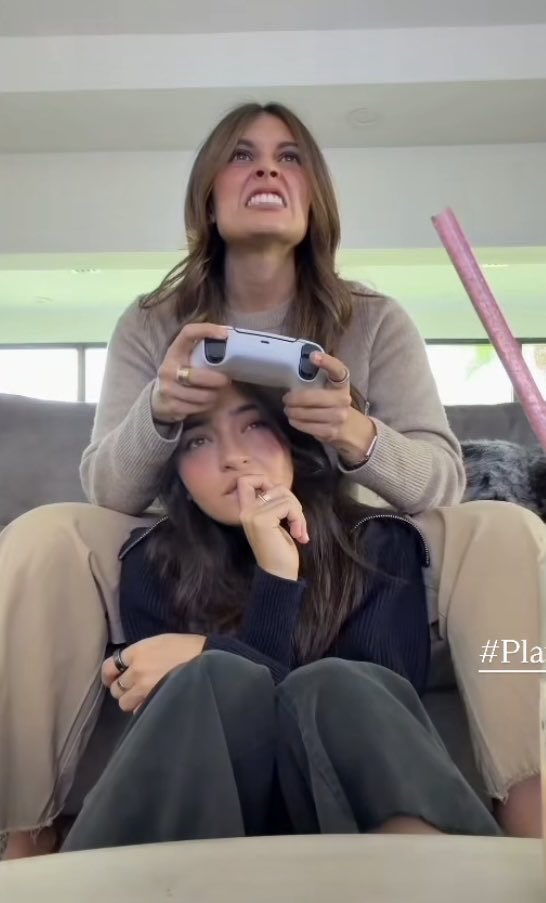 mariadanielacyp's tweet image. Jajajaja por qué @Pochosaurus por qué? … o sea Monse mueve ella solo se queda ahí aplastada jajajajaja