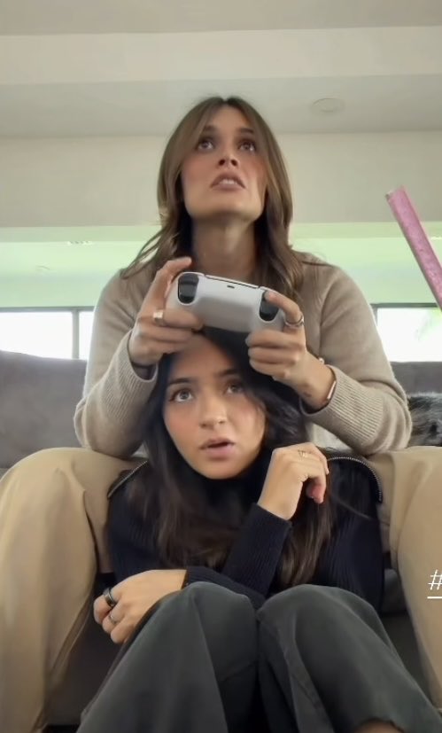 mariadanielacyp's tweet image. Jajajaja por qué @Pochosaurus por qué? … o sea Monse mueve ella solo se queda ahí aplastada jajajajaja