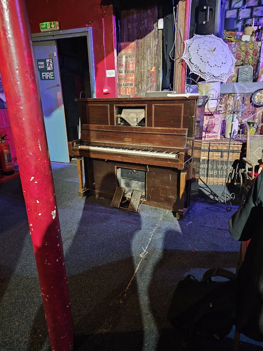 FrauKMiller's tweet image. A musical Glasgow tour: The Britannia Panopticon tour was fabulously insightful, sweet shop visit to Mitchell's before pizza lunch at Ask Italia. Then to @ScottishOpera for their Access performance of La Boheme.
A fantastic day with 35 brilliant #Ambees pupils 🤩
@StAmbroseMusic1