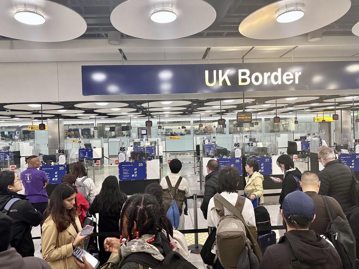 khope_ketan's tweet image. How on earth do you never have a clue which flights are coming in? One counter for a queue of 100 people. Absolutely marvellous. Heathrow or organised chaos? #Heathrow #Terminal5