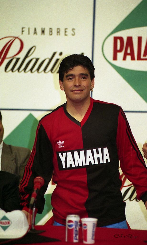 El mejor del mundo de todos los tiempos. El único D10S terrenal. El de la magia en cada gambeta. El más grande entre los grandes, el que eligió al más popular. 
♾️ Se te quiere, Diego. Hoy y siempre