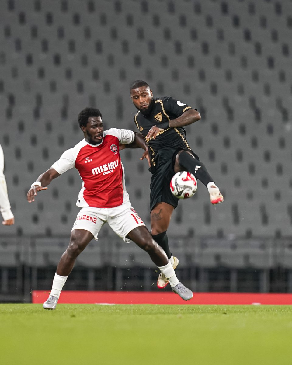 🤝 KAZANAN ÇIKMADI! 

🇹🇷 #SüperLig | #FatihKaragümrük 2 - 2 #Kayserispor 

⚽️16' Sam Larsson (pen.) 
⚽️68' German Onugkha
⚽️74' German Onugkha
⚽️79' Atakan Çankaya

❌ Kayserispor, bu sezon henüz galibiyetle tanışamadı.
➡️ bit.ly/SB-twitter2025