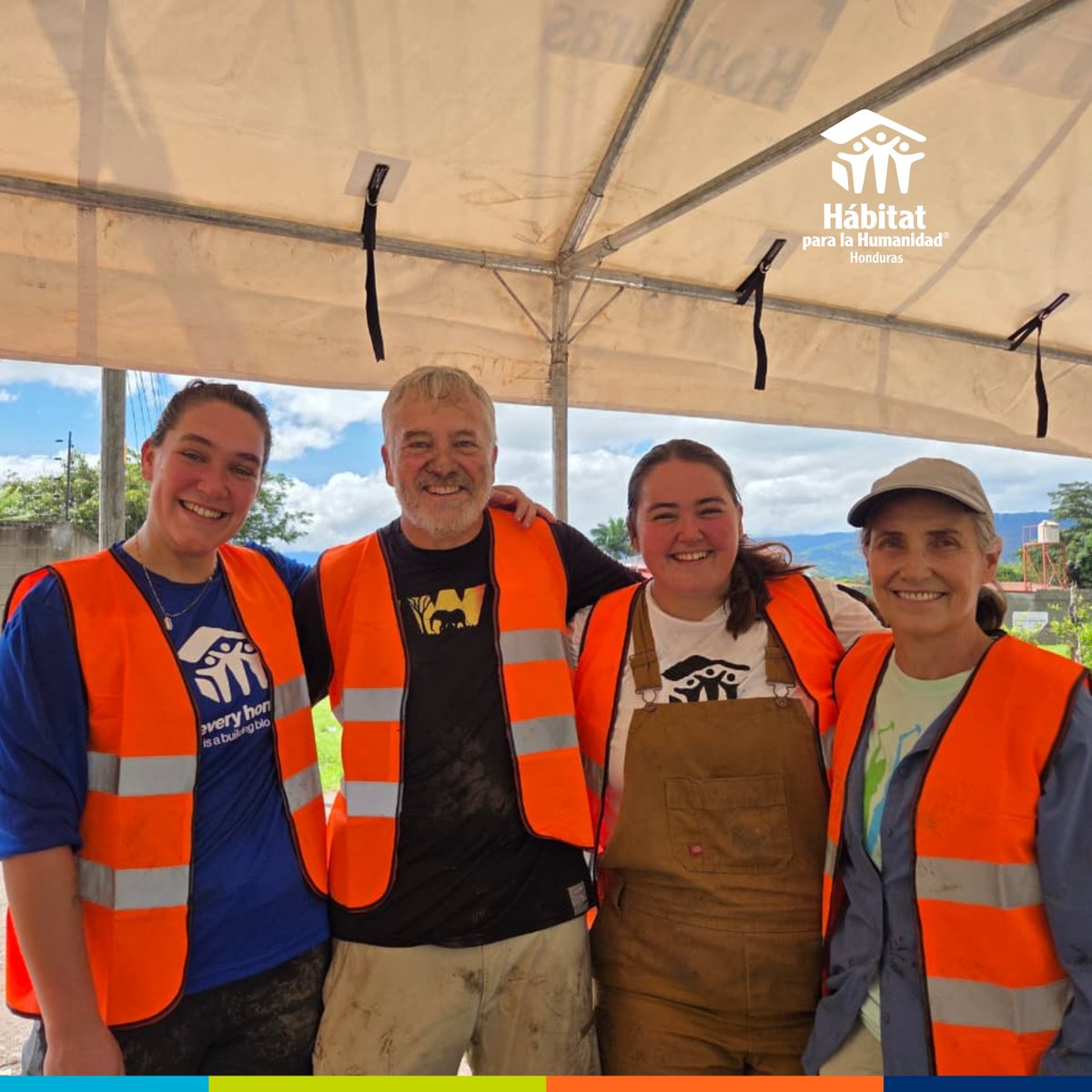 HabitatHN's tweet image. En Siguatepeque, la brigada de Hábitat Seattle–Kittitas 🇺🇸 deja una huella de servicio y esperanza. 🏡✨
Los voluntarios comparten sonrisas, aprendizajes y el deseo de construir un mejor futuro junto a las familias hondureñas. 💙
#HábitatHN#HabitatSeattleKittitas