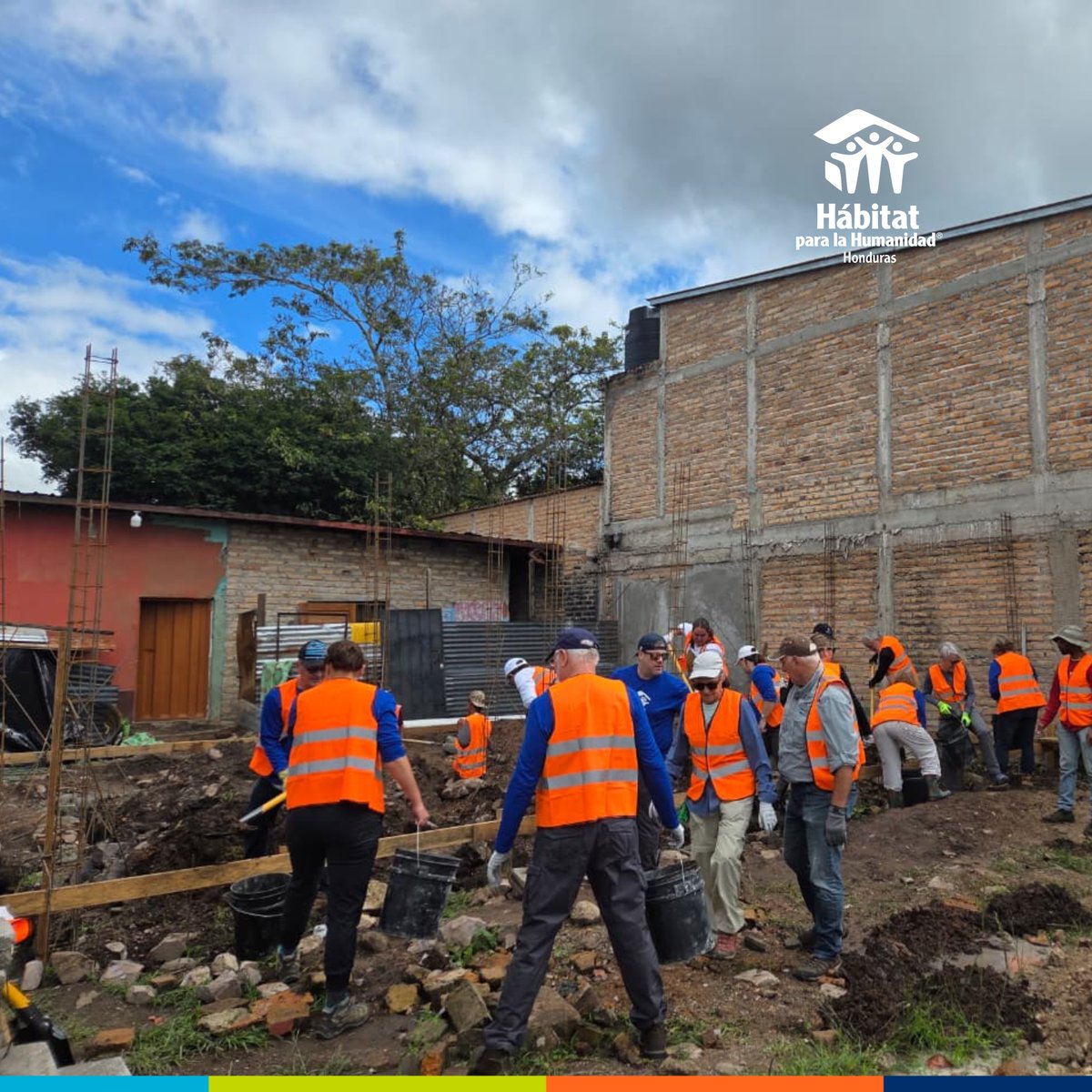 HabitatHN's tweet image. En Siguatepeque, la brigada de Hábitat Seattle–Kittitas 🇺🇸 deja una huella de servicio y esperanza. 🏡✨
Los voluntarios comparten sonrisas, aprendizajes y el deseo de construir un mejor futuro junto a las familias hondureñas. 💙
#HábitatHN#HabitatSeattleKittitas