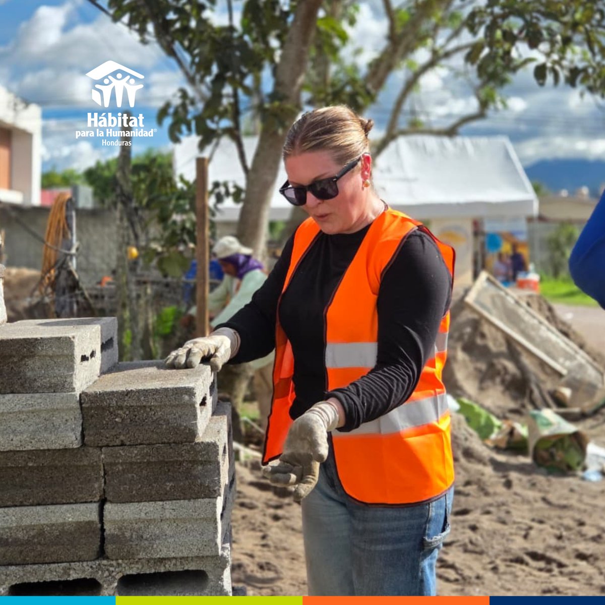 HabitatHN's tweet image. En Siguatepeque, la brigada de Hábitat Seattle–Kittitas 🇺🇸 deja una huella de servicio y esperanza. 🏡✨
Los voluntarios comparten sonrisas, aprendizajes y el deseo de construir un mejor futuro junto a las familias hondureñas. 💙
#HábitatHN#HabitatSeattleKittitas