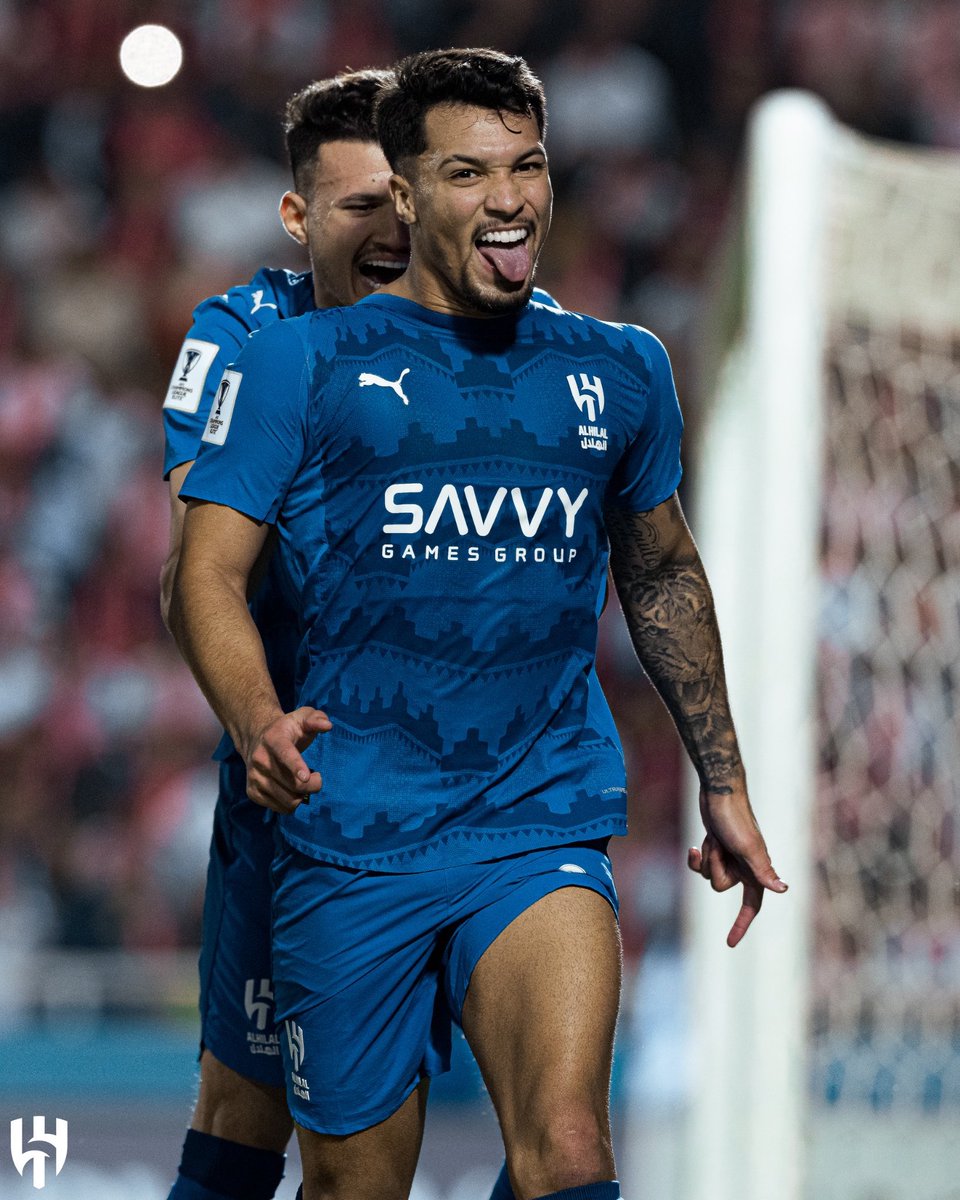 افضل لاعب بالعالم يتمركز

اقسم بالله اني اقولها صادق وما امزح

ياناس هذا يعجبك ويبرد كبدك يطرد ورا الكورة لين يحطها في المرمى بالطيب ولا بالغصب

احبك وبس يا كبيييير 💙💙💙💙