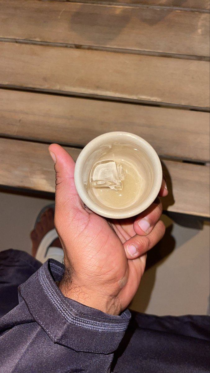 بقايا الثلج كنها بقايا مشاعر 
والثلج مسالة وقت ويذوب .