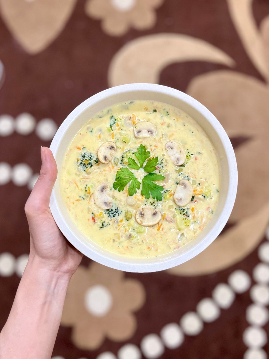 samghsmi's tweet image. شما ببینید سمانه خانوم چه سوپ شیری پخته؛
به به «🧅🧄🥔🥕🥦🫑🫛🍀»
