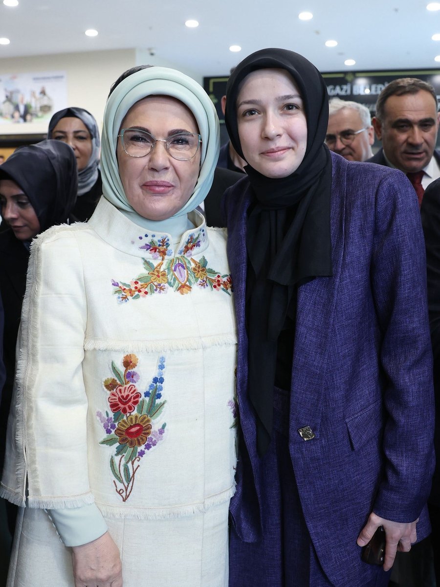 Kadınların güçlenmesi, eğitimi, çevre duyarlılığı ve kültürel mirasın korunması gibi pek çok alanda öncülük eden Saygıdeğer <a href="/EmineErdogan/">Emine Erdoğan</a> Hanımefendi’ye tüm Siirtli kadınlar adına şükranlarımızı sunuyoruz.