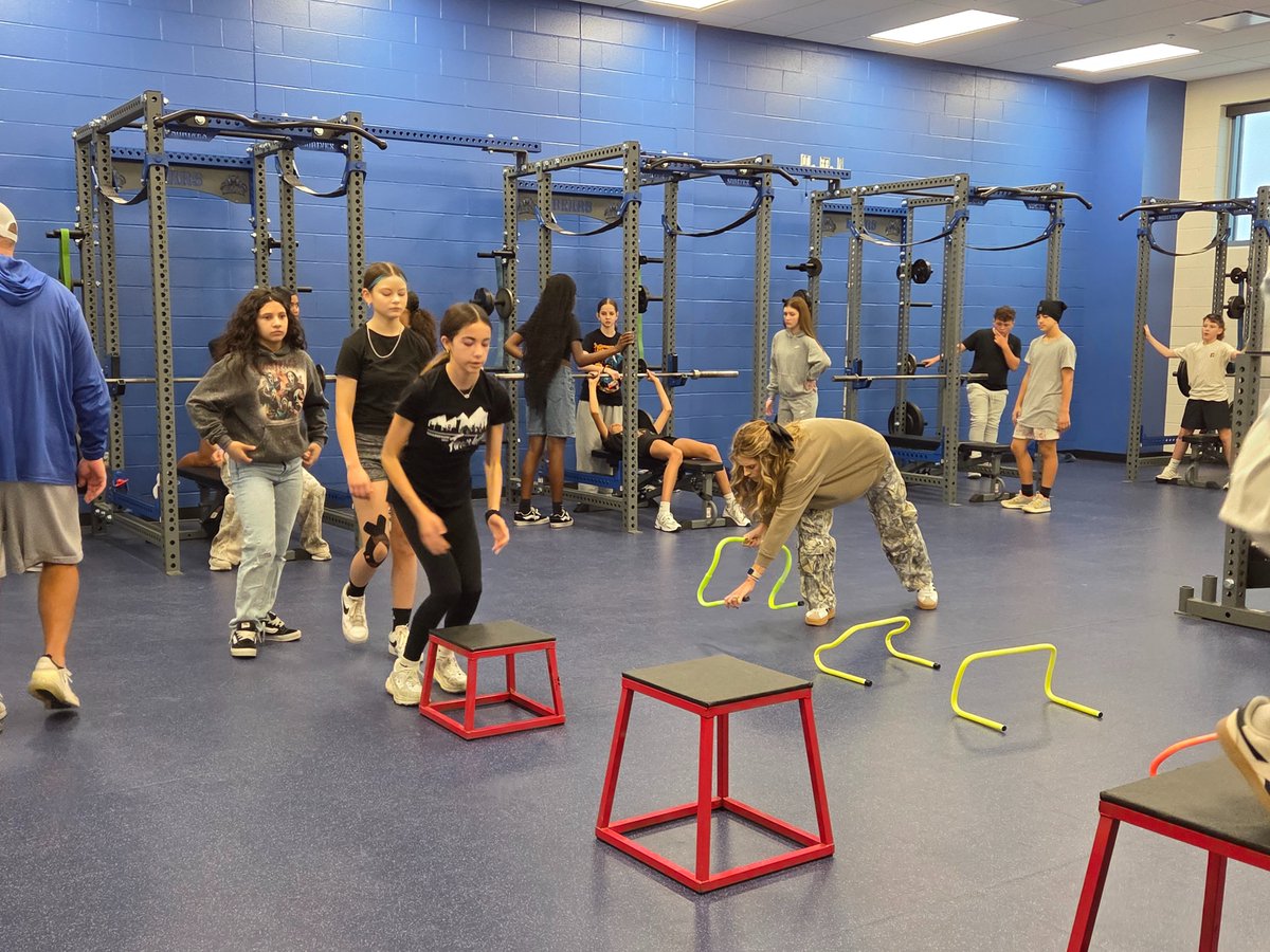 BinghamBears's tweet image. 💪 AVID athletes in action! These Bears powered through a workout circuit with focus, teamwork, and grit—building strength on and off the field. 🏋️‍♂️🐻 #AVIDinAction #BearStrong #BearsRising #AVID4College #isdAVID