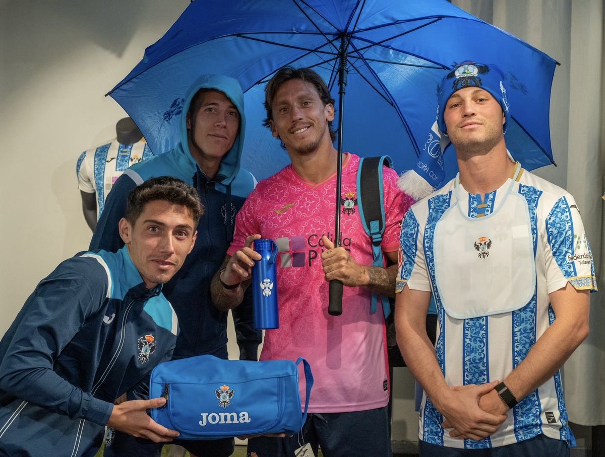 CFTalavera's tweet photo. 🌧️ Ante la previsión de lluvia para el encuentro de mañana frente a @Osasuna_Tajonar 

🌂 Por indicación de las fuerzas de seguridad, solo se permitirá el acceso con paraguas plegables sin punta.

#CFTalaveraOsasunaTajonar https://t.co/dHDbQxDwka
