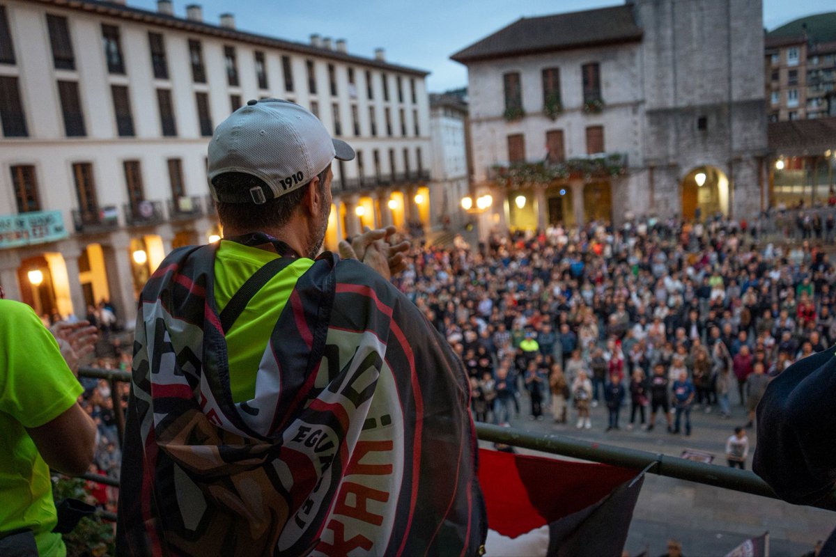 Beste behin, kaleak elkartasunez eta aldarriz bete ditugu. Ez ditugu kaleratzeak onartuko, ez dugu deslokalizaziorik onartuko, eta ez ditugu Ramiroren hitz hutsak erosiko. 

Gazteok borrokaren lehen lerroan jarraituko dugu, borroka delako bidea.

AIARALDEA DEFENDA DEZAGUN!✊🏽