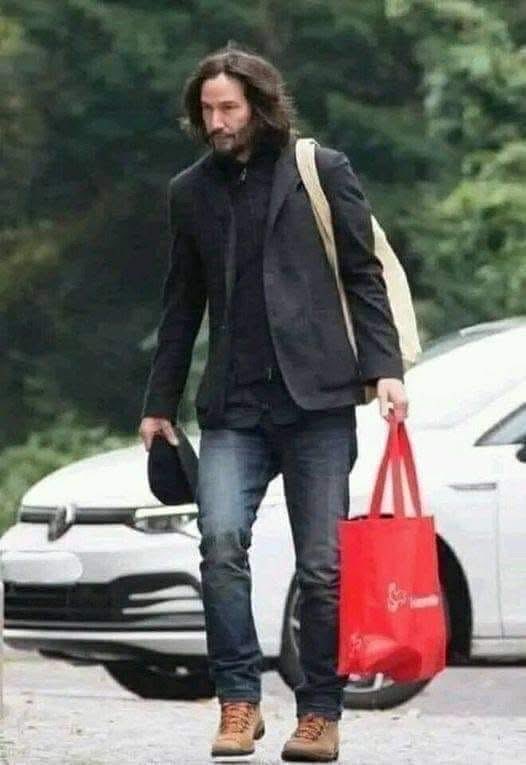 Keanu Charles Reeves missed the first 20 minutes of the party dedicated to the end of filming of his new film in one of the clubs in New York.
He waited patiently in the rain to be let in.
No one recognized him.
The club owner said: "I didn't even know Keanu was standing in the