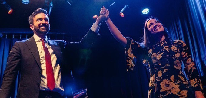 IAPolls2022's tweet image. .@Polymarket - NYC Mayoral Race (chance of winning)

🟦 Zohran Mamdani: 94% (new high)
🟨 Andrew Cuomo: 5%
🟥 Curtis Sliwa: 0.5%