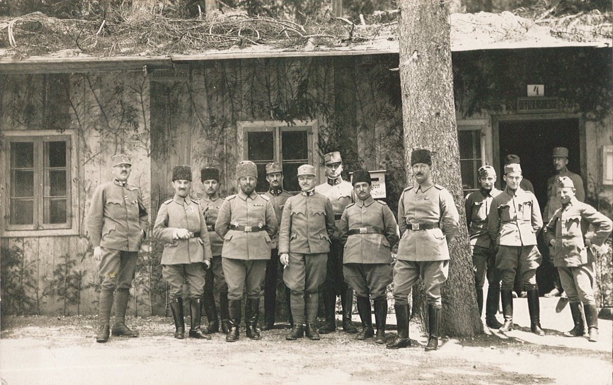 Muhtemelen ilk kez göreceğiniz bir fotoğraf. Galiçya'da Türk ve Avusturya-Macaristan askerleri bir arada. Soldan 3. kişi Vehip Paşa. Ağacın dibinde ise Hüsrev Gerede var. Muhtemelen 1917 yılı.