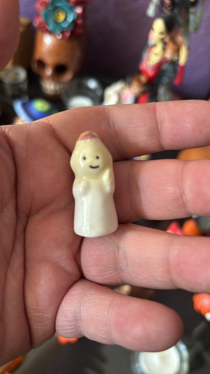 Lorsmont's tweet photo. Compro un pan de muerto en @Chedrauioficial para que me salga una figurita de Día de muertos y me sale esta cosa que no puedo catalogar. Lo peor es que ya ni quiero comprar otro pan por el riesgo que me salga un no sé qué 🙁 https://t.co/kA7Mrs10Ss