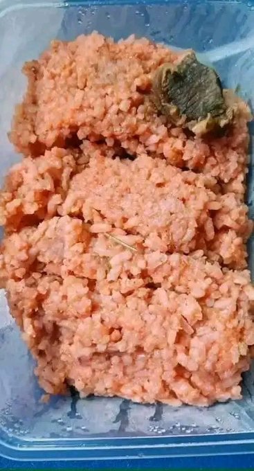 itzelfklein's tweet image. I made jollof rice guys 😌😌
How did I do??