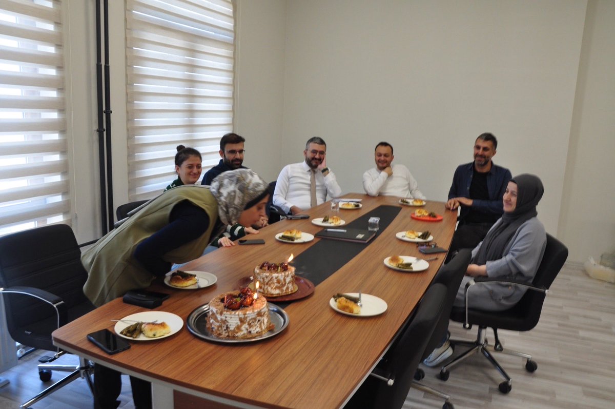 Başkanlığımızda görev yapan kıymetli mesai arkadaşımız Fatma Ebru Karataş’ın doğum gününü hep birlikte kutladık. 🎂

Kendisine, yeni yaşında ailesiyle beraber geçireceği sağlık ve mutlulukla dolu güzel bir yıl diliyoruz.

#Önceİnsan