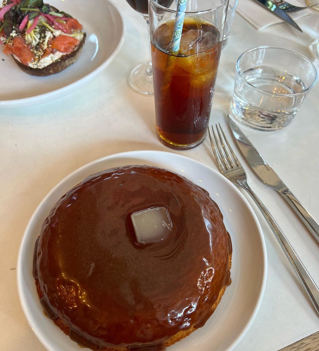 Angelicabrqekd's tweet image. Look at this delicious chocolate dessert Just by seeing its glossy chocolate glaze and rich texture, I find it hard to control myself. The perfect treat for chocolate lovers #DessertLover #ChocolateHeaven