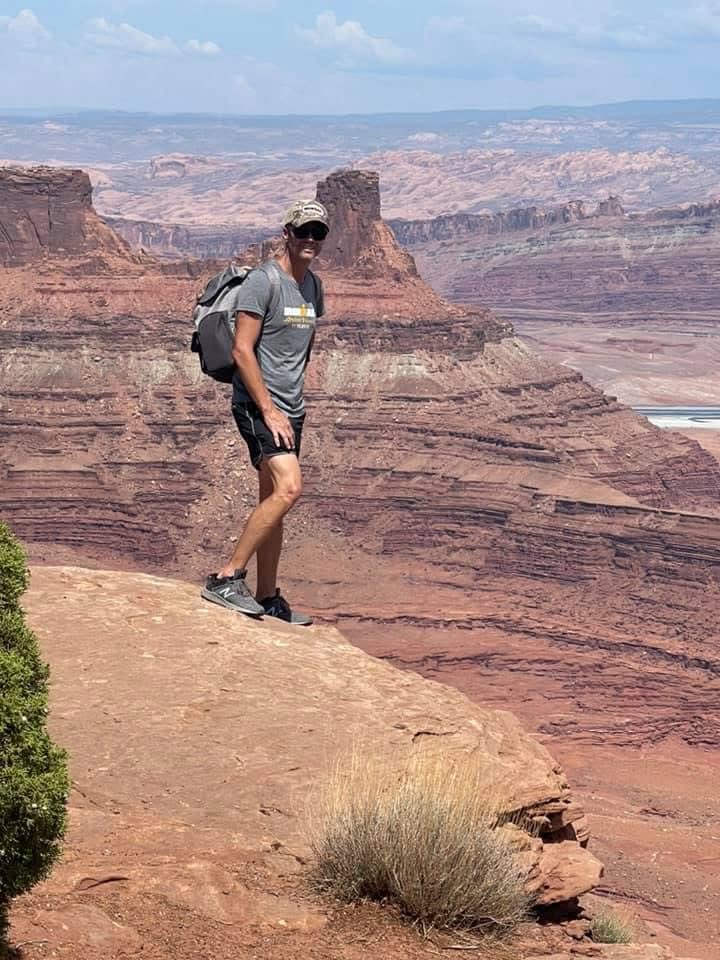 youngken2's tweet photo. Friday, have a great weekend. Don’t fall of the edge 😝 https://t.co/xoEjFSqv1X