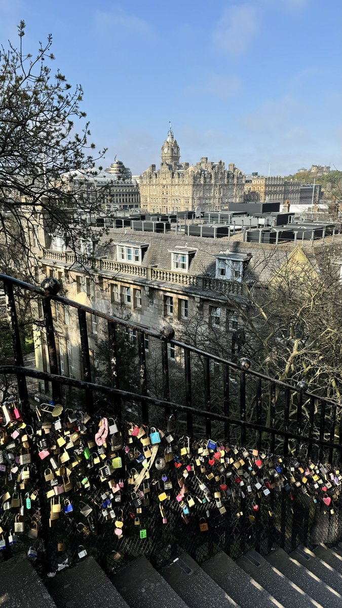 رجعت لصوري بتأكد من صحة رآيي  🥰 اقصددد انه النماص لو تطورت يمديها تصير كذا بالراحة من ناحية العُمران بالنسبة للأجواء و الأكل و الناس لا زلت عند رآيي