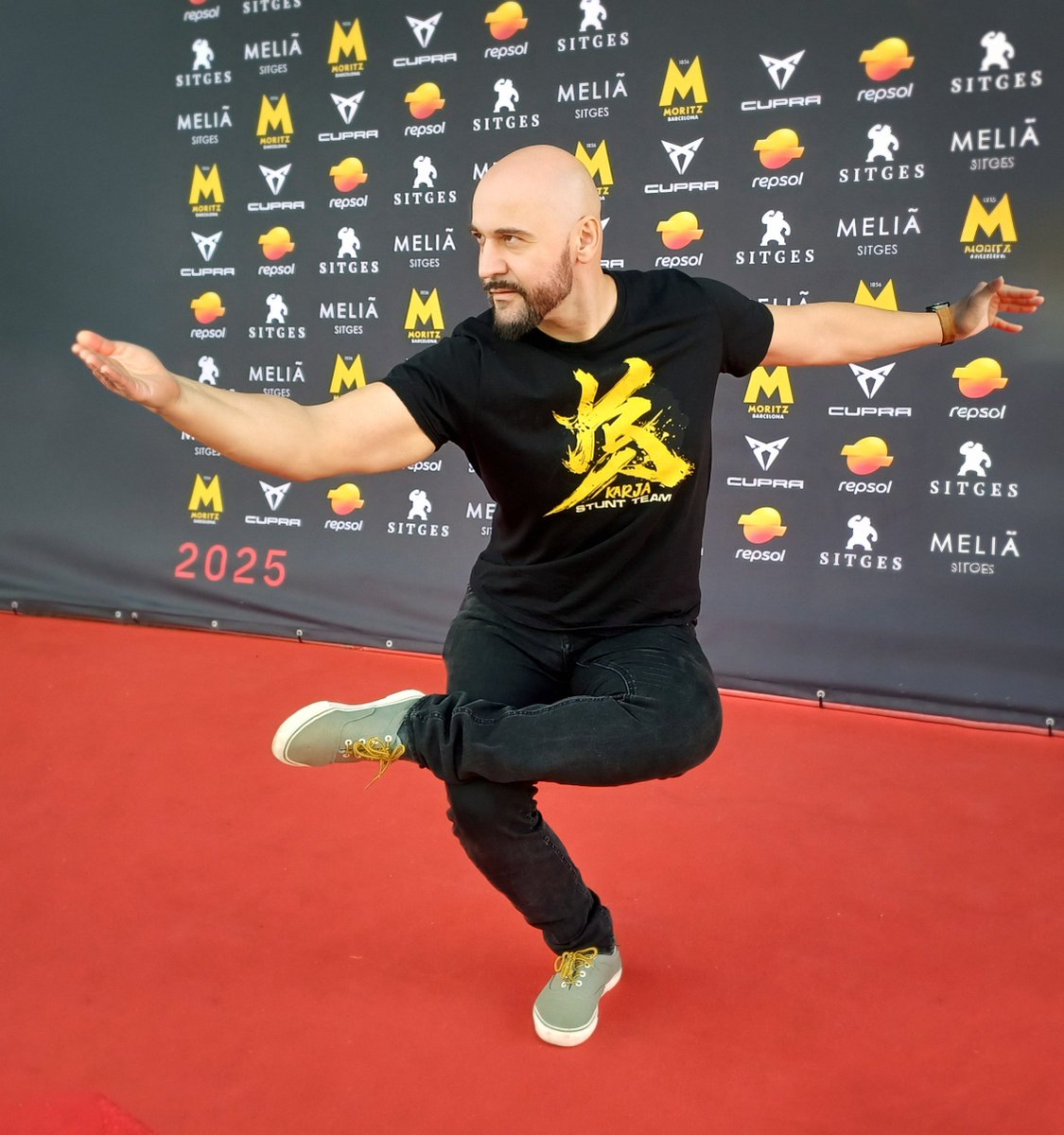 GeorgeKarja's tweet photo. #GeorgeKarja Photocall at the 2025 Sitges International Fantastic Film Festival #sitgesfilmfestival #actionmovies #RoughDog #ᴄᴏᴍɪɴɢsᴏᴏɴ #actioncinema #filmproduction #filmmaking #cinematography🎥 @LaKatanaFilms https://t.co/wZFYZTNCN8