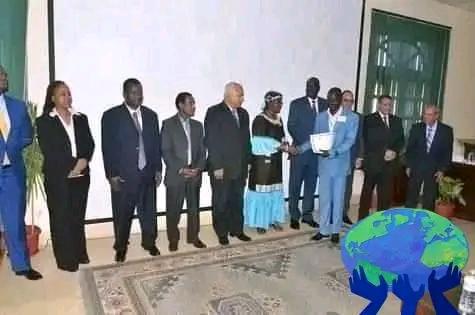 Comment avec tous ces ambassadeurs pour me remettre mon diplôme !  Je peux demander le travail dans mon pays ??