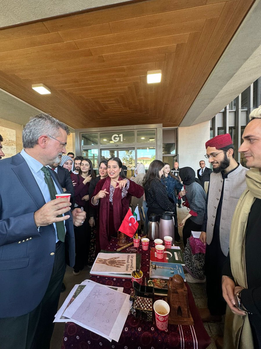 Pakistani students studying at Fatih Sultan Mehmet Vakıf University (FSMVU) proudly represented Pakistan at the International Cultural Day. 
They showcased Pakistan’s rich culture and traditions and shared insights with Prof. Dr. Nevzat Şimşek, Rector of FSMVU.

#PAKSTURK