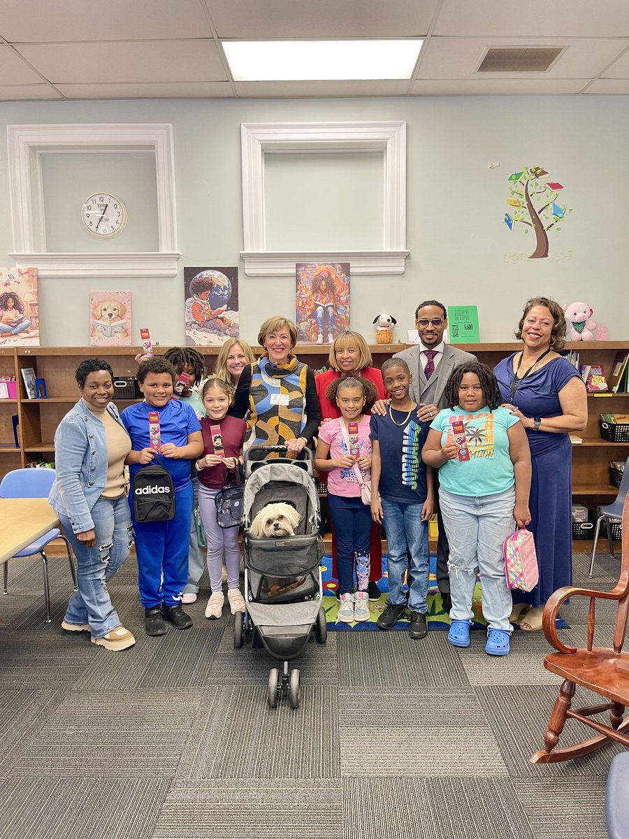 Paws for Reading at Swansboro! 🐾📚
We’re so grateful for our special reading companion, Phoebe, who is the official Reading Buddy at Swansboro Elementary, and continues to help our students fall in love with reading! There’s something magical about reading with a furry friend!
