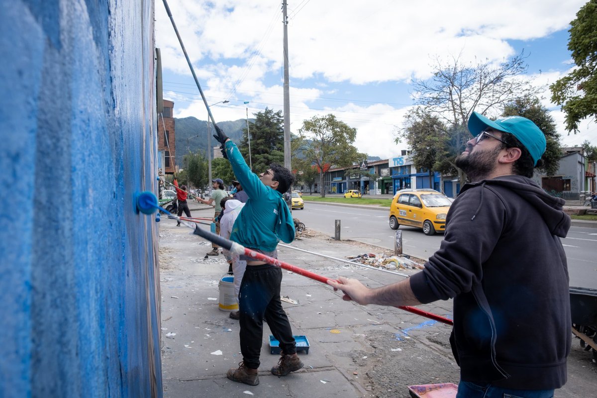 habitatbogota's tweet photo. ♻️🌆 Estamos en plena acción por la sostenibilidad de puntos críticos.

En la calle 19 con carrera 19, junto a la carrilera, avanzamos con limpieza, recolección de residuos y preparación del muro que muy pronto dará vida a un nuevo mural.  🎨 https://t.co/yV38tl1QYy