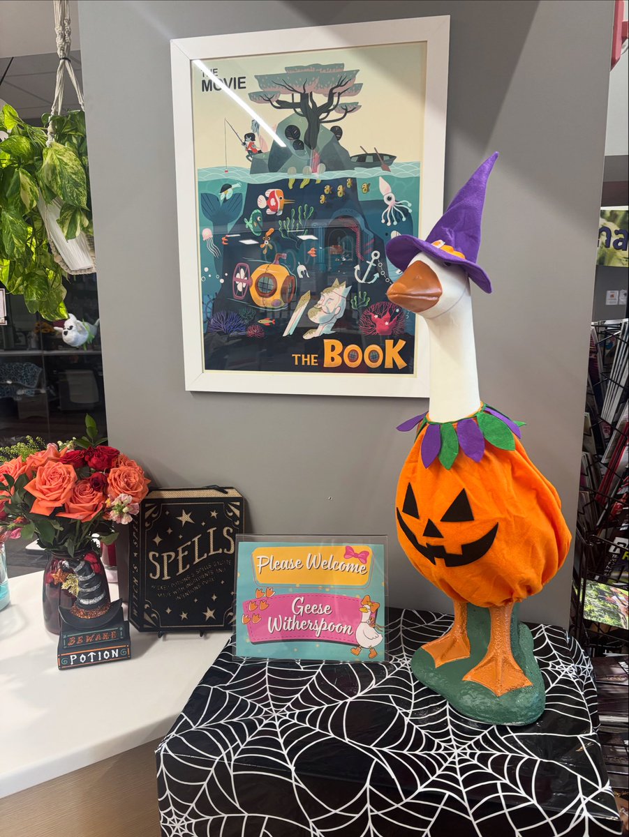 We would like to proudly introduce our new Media Center friend. Please welcome Geese Witherspoon! 
Much like her namesake she has a love of literature and spreading joy. Welcome to the CG goose fam 🪿