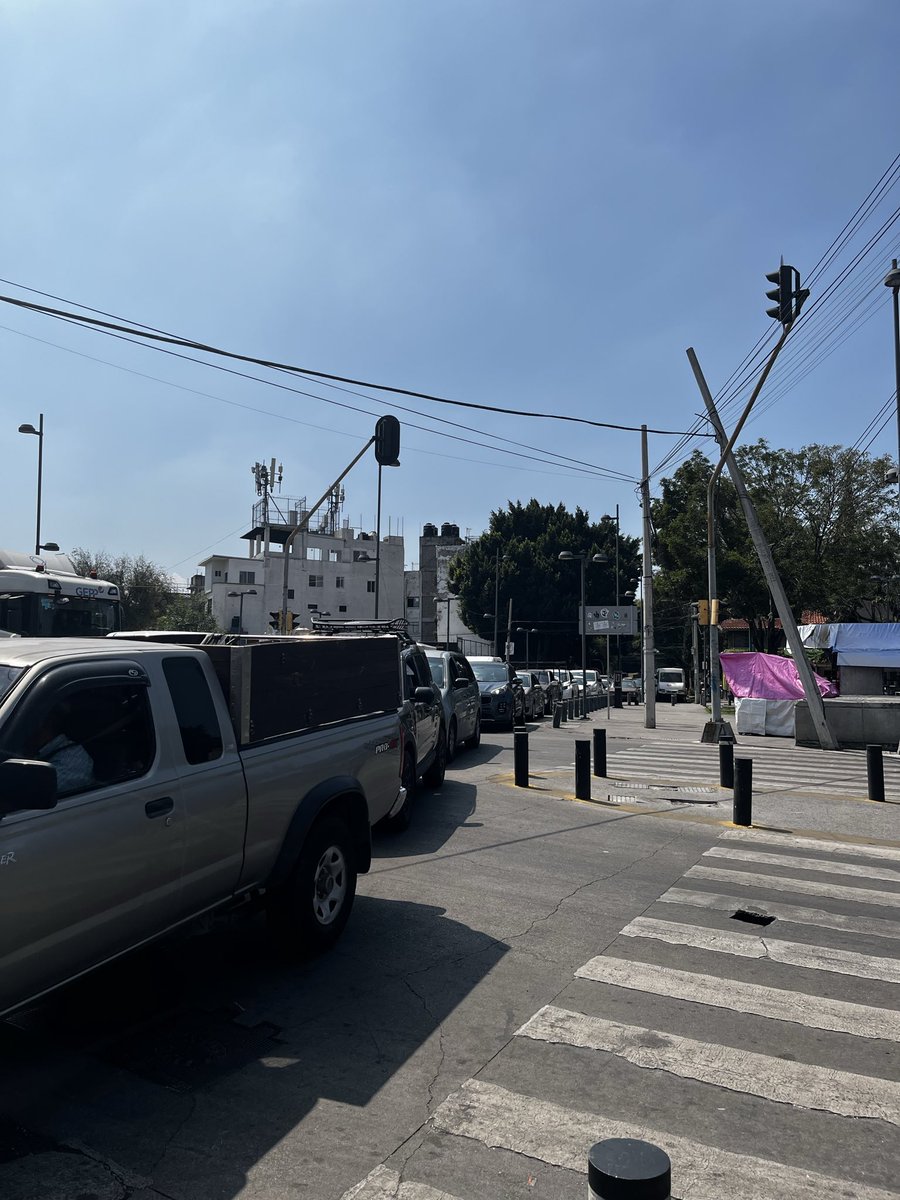 ReporteritaVial's tweet photo. @A_VCarranza @SSC_CDMX @OVIALCDMX tienen que hacer en temporada de muertos y navideña. Todos los años es un caos vial en Av La Viga y el cruce de Guillermo Prieto para entrar al mercado de Jamaica! Para cruzar  tardas 20 min 😡 https://t.co/34rZF97mIa