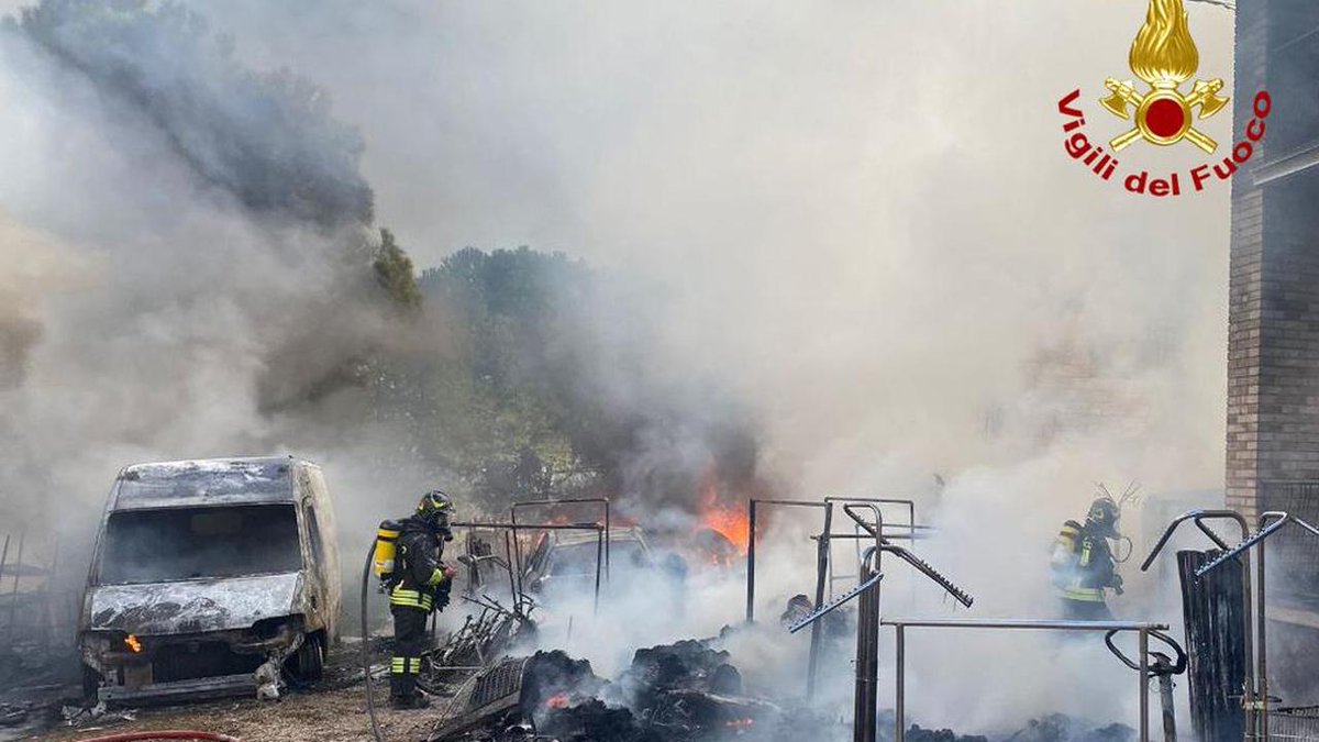 Picenotime (@picenotime) on Twitter photo Falerone, fiamme distruggono capannone industria tessile. Incendio partito da un furgone parcheggiato picenotime.it/it/pagine/59F8… <a href="/vigilidelfuoco/">Vigili del Fuoco</a> <a href="/v95395811/">vigili del fuoco</a> Falerone, fiamme distruggono capannone industria tessile. Incendio partito da un furgone parcheggiato picenotime.it/it/pagine/59F8… <a href="/vigilidelfuoco/">Vigili del Fuoco</a> <a href="/v95395811/">vigili del fuoco</a>