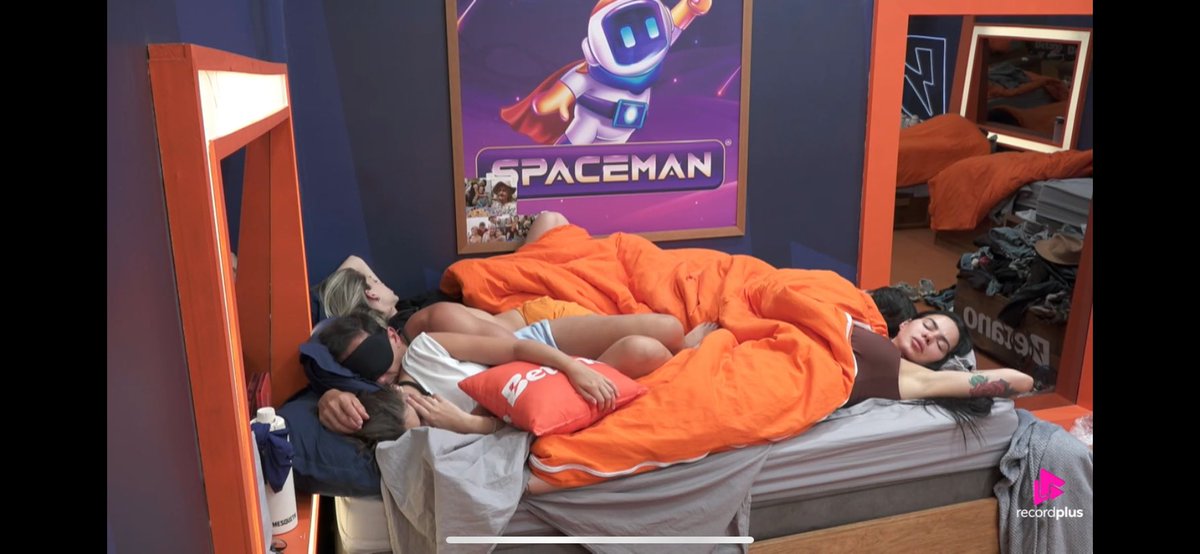 Um monte de cama vazia, e tá os 5 na mesma cama 🤣🤣🤣🤣
Dudu, Saory, Tamires, Mesquita, e Duda
#AFazenda #AFazenda17