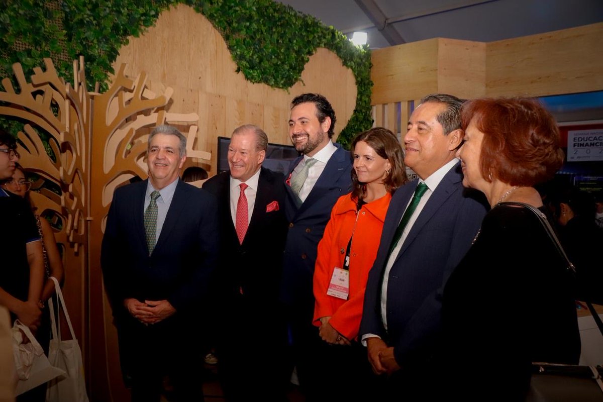 🚀 ¡La Semana Nacional de Educación Financiera #SNEF 2025 sigue impulsando el bienestar financiero en México!

En el marco de este gran encuentro, Oscar Rosado Jiménez, presidente de <a href="/CondusefMX/">CONDUSEF</a>, recorrió los #Stands del ecosistema financiero, acompañado por nuestro presidente,