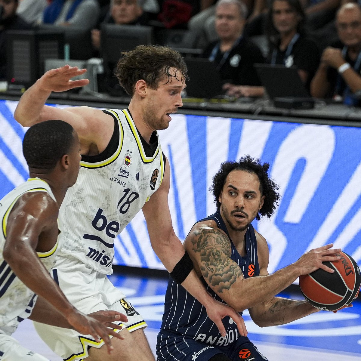 🏀EuroLeague’in 6. haftasında Fenerbahçe Beko deplasmanda Anadolu Efes'i 79-69 mağlup etti.