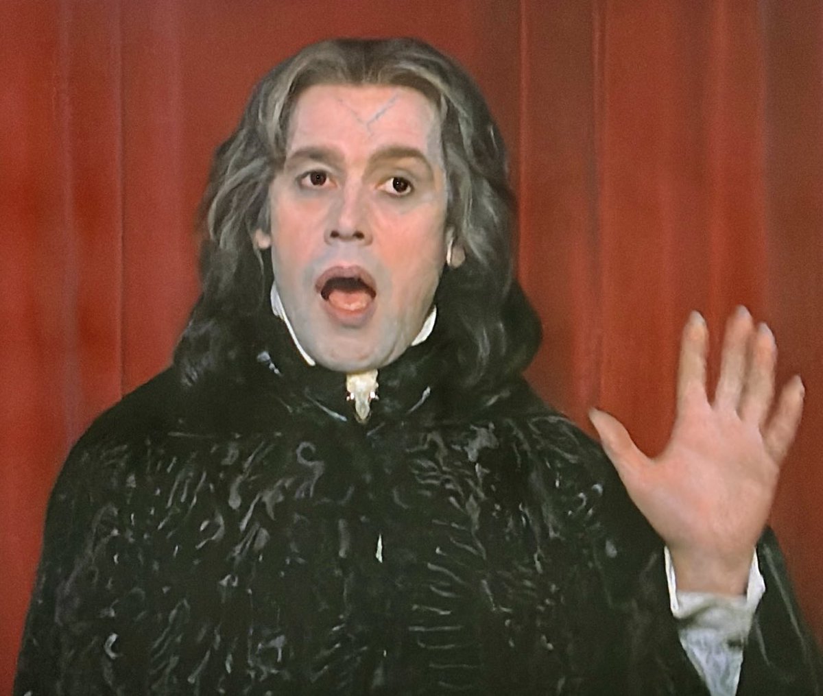 OolaFanForever's tweet image. #InterviewWithAVampire 1994: bad casting …#AntonioBandares as Armand (too old, not beautiful
enough, lousy accent, poor performance). #StephenRea as Santiago (horrible accent, not Spanish &amp;amp; lousy performance). Entire cast of Theatre D’Vampires; especially the redhead.😵‍💫💔😵‍💫👎