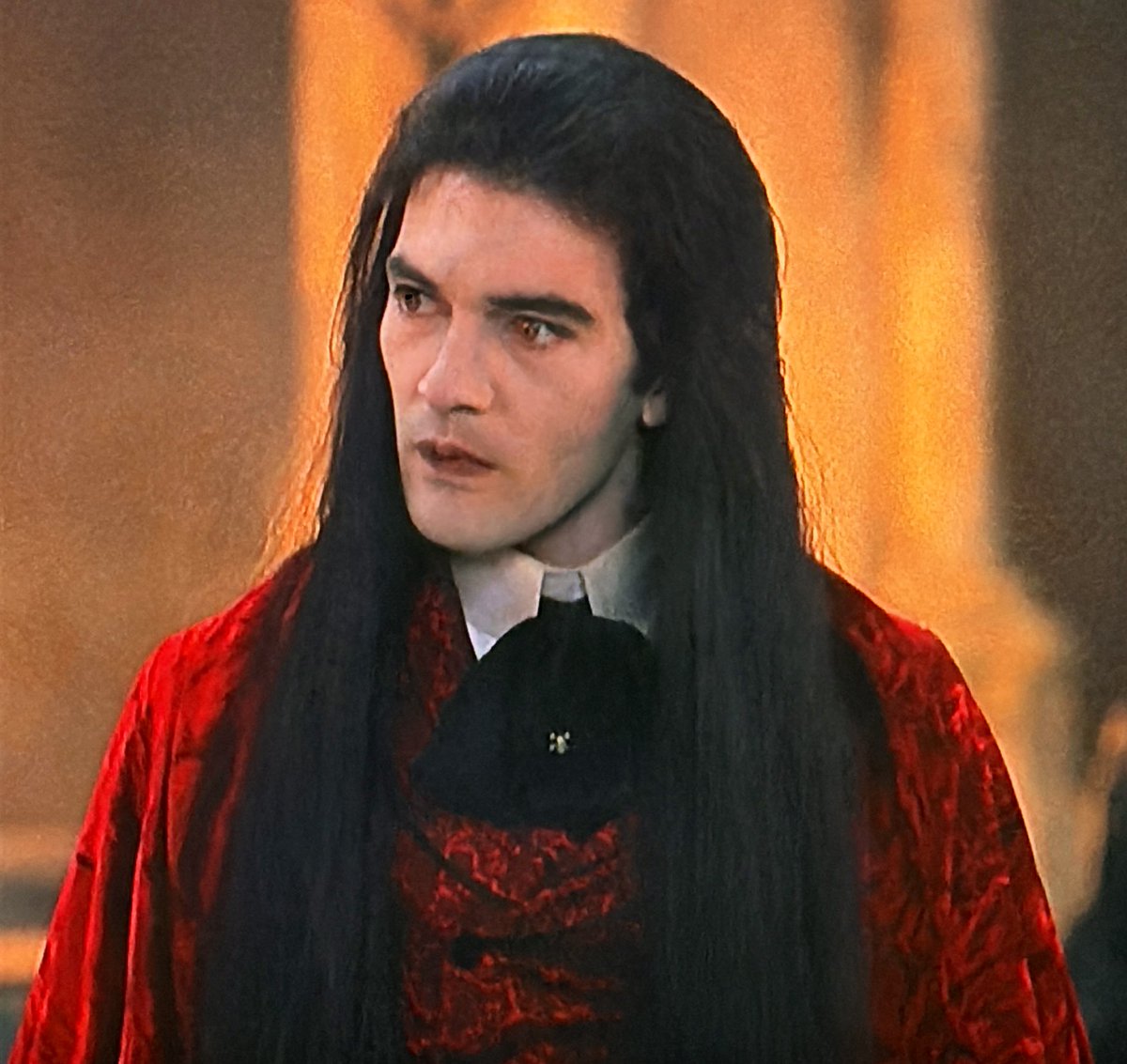 OolaFanForever's tweet image. #InterviewWithAVampire 1994: bad casting …#AntonioBandares as Armand (too old, not beautiful
enough, lousy accent, poor performance). #StephenRea as Santiago (horrible accent, not Spanish &amp;amp; lousy performance). Entire cast of Theatre D’Vampires; especially the redhead.😵‍💫💔😵‍💫👎
