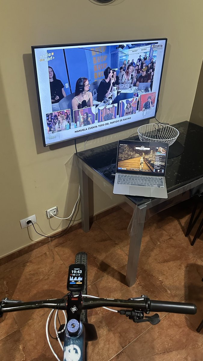LoudWarp's tweet photo. #NadieDiceNada Viendo el capítulo de ayer, mientras entreno en el rodillo… desde Las Palmas de Gran Canaria / Islas Canarias / España!!! 🇪🇸 Abrazos Miles!! https://t.co/2WHUZOYDyA