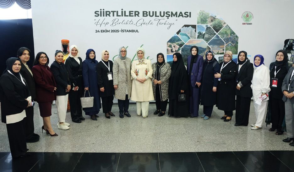 salihademirer's tweet photo. Saygıdeğer Emine Erdoğan Hanımefendi’nin himayelerinde, Sultangazi Belediyesi bünyesinde ve Siirt Vakfı iş birliğiyle düzenlenen “Siirtli Kadınlar Buluşuyor” programına katıldık.

Kadın emeğinin, üretkenliğin ve dayanışmanın buluştuğu bu anlamlı programda; Siirtli kadınlarımızın el emeğiyle ortaya koyduğu güzellikleri, kardeşlik ruhunu ve paylaşma kültürünü bir kez daha hissettik.

Sahip olduğu değerlerle hem ailesine hem şehrine güç katan kadınlarımız, ülkemizin geleceğinde en güçlü dayanak noktalarımızdan biridir.

Bu vesileyle emek veren tüm kadınlarımıza, destekleriyle her zaman yanımızda olan Emine Erdoğan Hanımefendi’ye, ev sahipliği için de Sultangazi Belediye Başkanımıza ve Siirt Vakfı’na teşekkür ediyorum.