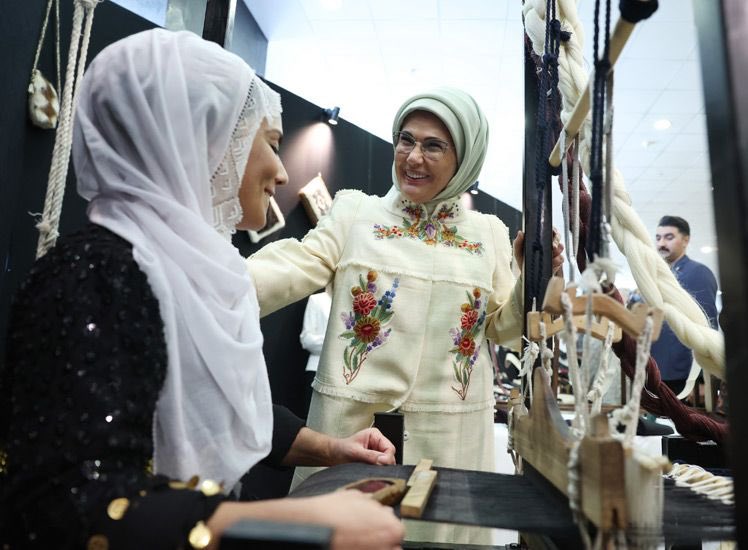 salihademirer's tweet photo. Saygıdeğer Emine Erdoğan Hanımefendi’nin himayelerinde, Sultangazi Belediyesi bünyesinde ve Siirt Vakfı iş birliğiyle düzenlenen “Siirtli Kadınlar Buluşuyor” programına katıldık.

Kadın emeğinin, üretkenliğin ve dayanışmanın buluştuğu bu anlamlı programda; Siirtli kadınlarımızın el emeğiyle ortaya koyduğu güzellikleri, kardeşlik ruhunu ve paylaşma kültürünü bir kez daha hissettik.

Sahip olduğu değerlerle hem ailesine hem şehrine güç katan kadınlarımız, ülkemizin geleceğinde en güçlü dayanak noktalarımızdan biridir.

Bu vesileyle emek veren tüm kadınlarımıza, destekleriyle her zaman yanımızda olan Emine Erdoğan Hanımefendi’ye, ev sahipliği için de Sultangazi Belediye Başkanımıza ve Siirt Vakfı’na teşekkür ediyorum.