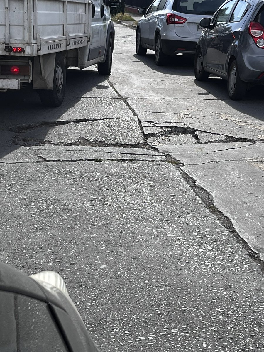 Macamacamacaa's tweet photo. @Muni_Maipu calle Fernando Riesco, al lado de colegio y jardín, muy profundo y peligroso https://t.co/sLDtHblf1N