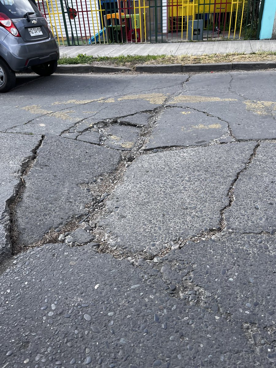 Macamacamacaa's tweet photo. @Muni_Maipu calle Fernando Riesco, al lado de colegio y jardín, muy profundo y peligroso https://t.co/sLDtHblf1N