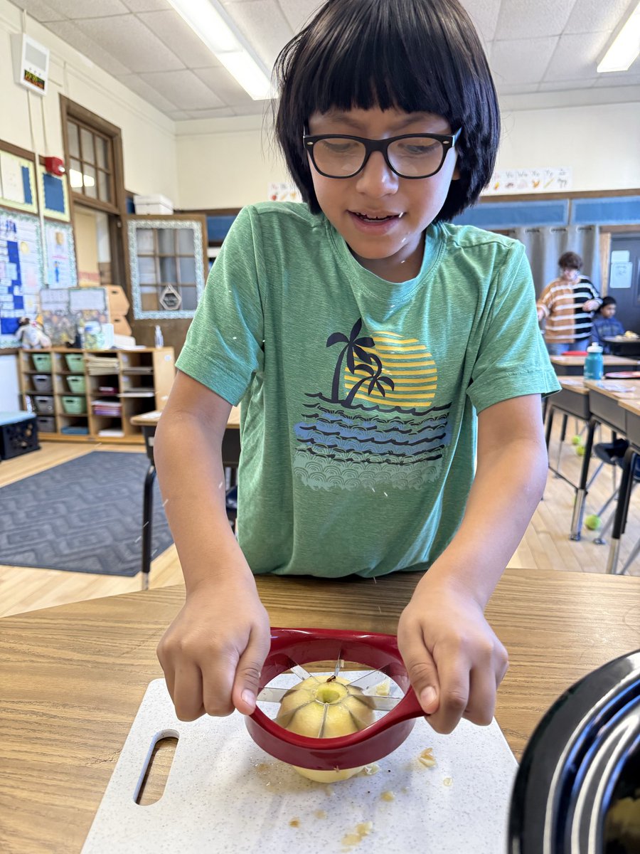 MrsGaursClass's tweet photo. We made apple sauce this morning and enjoyed eating it in the afternoon! We worked on using sequencing words and descriptive language to write a step by step recipe. It was delicious! 😋 @BlessingMahopac @leighgal_LKV @MahopacSEPTO https://t.co/RO3SZa1CYk