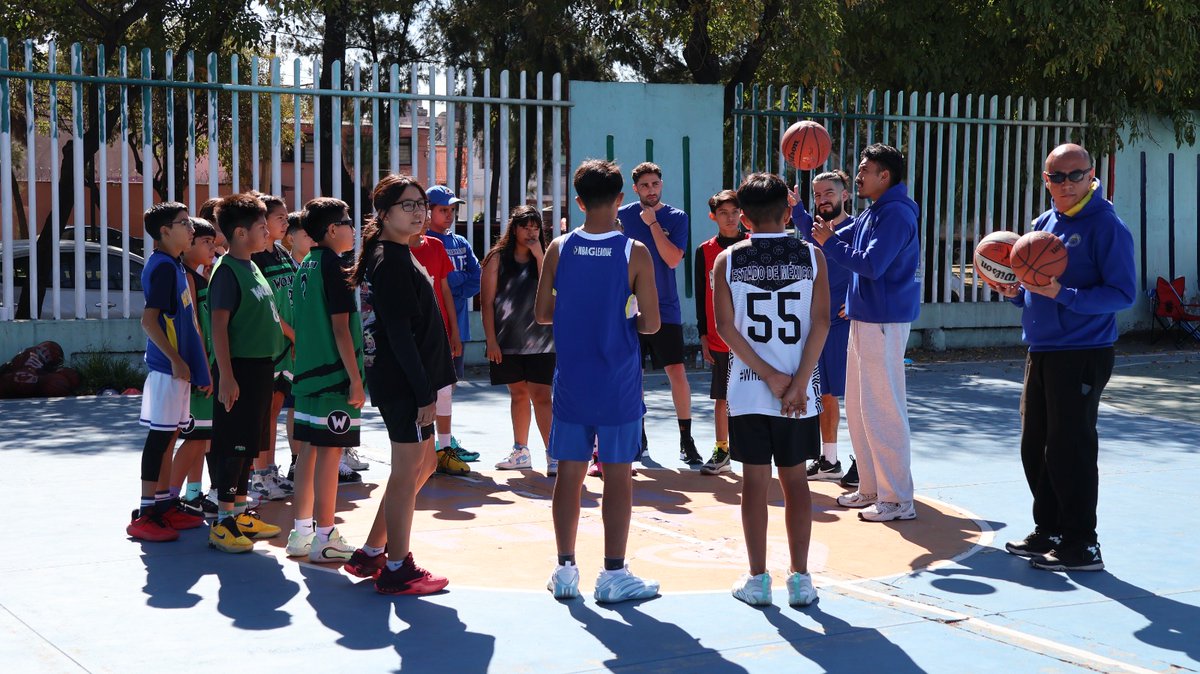 TuAlcaldiaGAM's tweet photo. 🏀 ¡Así se vivió el Fan Fest de los Capitanes el Centro Deportivo El Zarco en GAM!

Niñas, niños y jóvenes disfrutaron de una clínica gratuita junto al único equipo de la League NBA en México. 🇲🇽 Arrancando así, la temporada 2025-2026

#GAMSeMueve #CapitanesCDMX #NBAinMexico https://t.co/nbYwU14raM