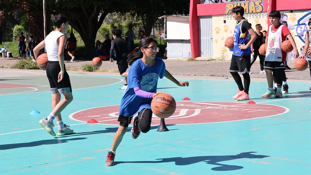 TuAlcaldiaGAM's tweet photo. 🏀 ¡Así se vivió el Fan Fest de los Capitanes el Centro Deportivo El Zarco en GAM!

Niñas, niños y jóvenes disfrutaron de una clínica gratuita junto al único equipo de la League NBA en México. 🇲🇽 Arrancando así, la temporada 2025-2026

#GAMSeMueve #CapitanesCDMX #NBAinMexico https://t.co/nbYwU14raM