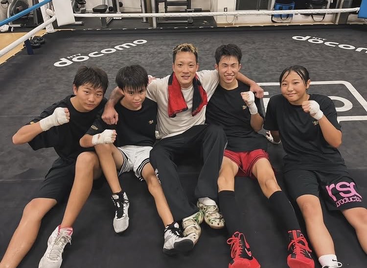 boxing_ya's tweet photo. 中嶋一輝選手が二度の敗戦から這い上がれた理由の一つは、大橋ジムでキッズトレーナーとして教えているキッズボクサー達だった

敗戦のとき、支えになったのは月曜から金曜まで指導しているキッズボクシングの教え子たちだ。会場では、KO負けした中嶋をみて、涙を流してくれた子もいたという。
「でも、試合後にジムに行ったら、みんな『やーい、なんで負けたん？』と普段通り接してくれるんですよ。ほんまに有り難いですね。デビュー以来、彼らの存在がなかったら、間違いなく横浜に一人で来てここまで頑張り続けることはできなかったですから。彼らのことは本当に愛してます」
【中嶋選手、自伝的記事、嫌われたボクサー引用】
【前編】
https://t.co/Ty0xcRQ9Os
【後編】
https://t.co/BKQnbTn262
（写真中嶋選手インスタ引用）