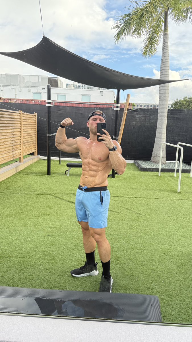 jmyers_fit's tweet photo. Flex Friday is still on though! https://t.co/AL3CrUDenI