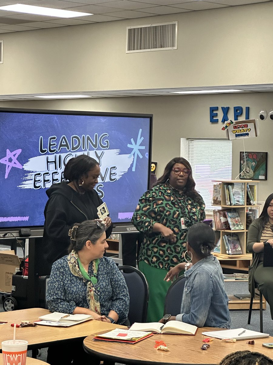 Keeble_AISD's tweet photo. Mrs. Ogunjimi being honored by @DrWynneLaToya with the Tenacity award! #Cublove #ashineYourLight https://t.co/d26VkNchyR